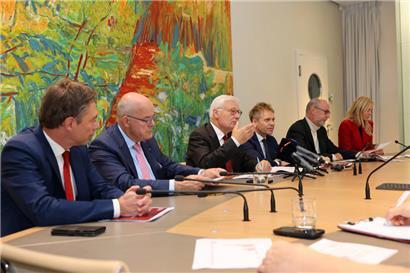 Chamber-Präsident Claude Wiseler und Chamber-Sekretär Laurent Scheeck zusammen mit den Fraktionspräsidenten Fred Keup, Marc Spautz, Gilles Baum und Taina Bofferding
