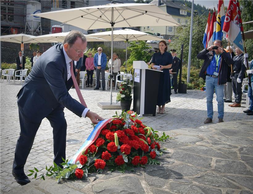 Chamber-Präsident Fernand Etgen bei der Kranzniederlegung in Wiltz