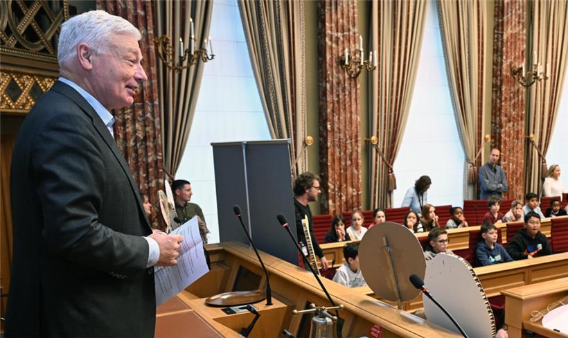 Chamber-Präsident Wiseler erklärt den Schülern, wie das Parlament funktioniert
