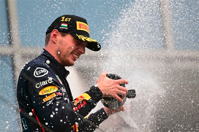 Champagnerdusche für Verstappen: Der Niederländer siegte, nachdem er von Startplatz zehn ins Rennen gegangen war
