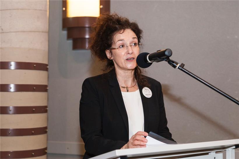 Chantal Keller, Präsidentin der „Blëtz asbl“: „Je älter die Bevölkerung wird, umso mehr können Schlaganfälle und die damit verbundenen Kosten zunehmen, besonders auch in Luxemburg. Umso wichtiger ist es, in die Vorbeugung zu investieren!“
