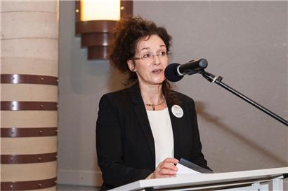 Chantal Keller, Präsidentin der „Blëtz asbl“: „Je älter die Bevölkerung wird, umso mehr können Schlaganfälle und die damit verbundenen Kosten zunehmen, besonders auch in Luxemburg. Umso wichtiger ist es, in die Vorbeugung zu investieren!“
