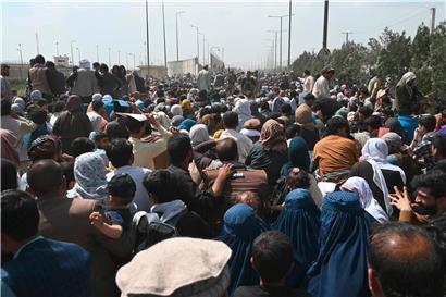 Chaos vor dem Flughafen in Kabul
