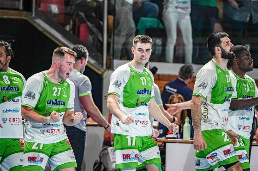 Porträt von Charel Brittner, 17 Jahre alt, lächelnd vor neutralem Hintergrund