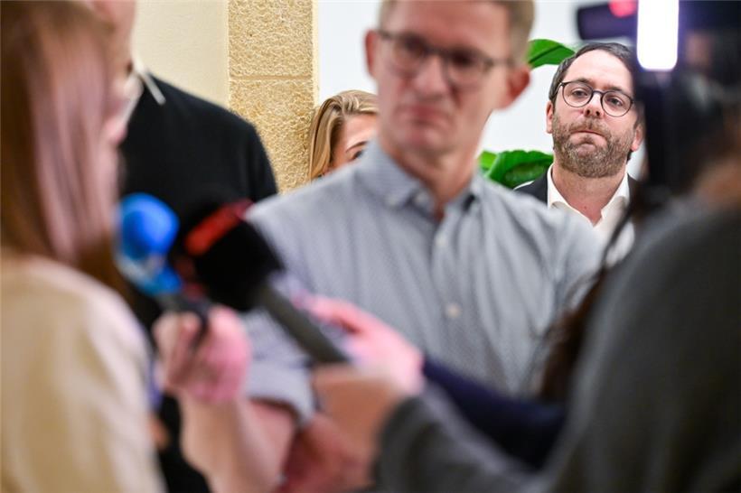 Charel Weiler (CSV) im Hintergrund: Er ist bereits der dritte Präsident der Sonderkommission „Caritas“
