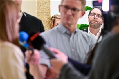 Charel Weiler (CSV) im Hintergrund: Er ist bereits der dritte Präsident der Sonderkommission „Caritas“
