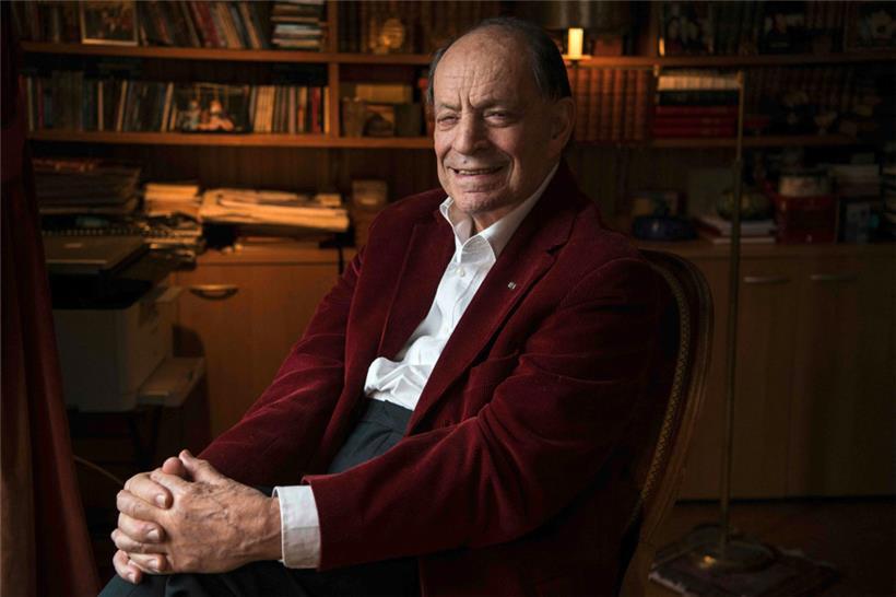 Charles Dumont posiert am 19. März 2018 während einer Porträtsitzung in seiner Wohnung in Paris
