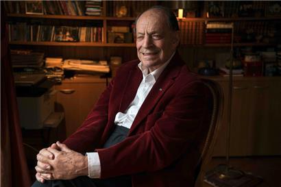 Charles Dumont posiert am 19. März 2018 während einer Porträtsitzung in seiner Wohnung in Paris
