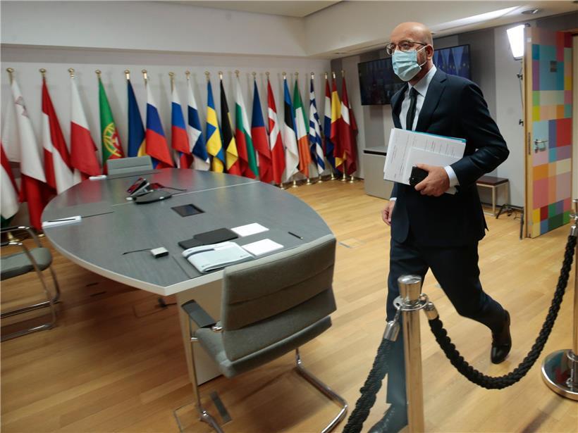 Charles Michel, Präsident des Europäischen Rates, trifft zur Videokonferenz mit den Staats- und Regierungschefs der EU im Gebäude des Europäischen Rates ein
