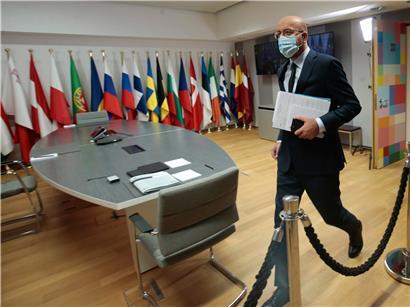 Charles Michel, Präsident des Europäischen Rates, trifft zur Videokonferenz mit den Staats- und Regierungschefs der EU im Gebäude des Europäischen Rates ein
