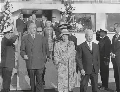 Charles de Gaulle, Großherzogin Charlotte und Heinrich Lübke bei der Ankunft am 26. Mai 1964 am Festplatz nahe der Trierer Schleuse
