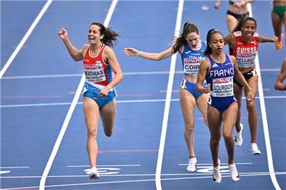 Charline Mathias (l.) bejubelt beim Zieleinlauf ihren Halbfinaleinzug
