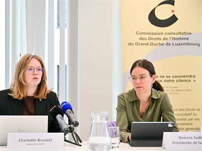Charlotte Brouxel (l.) und Noémie Sadler (r.) von der Menschenrechtskommission übten Kritik an der Umsetzung der EU-Direktive