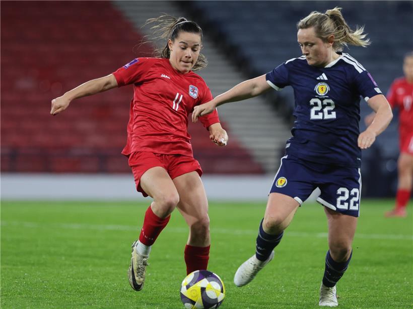 Charlotte Schmit, 20 Jahre alt, erfahrene Spielerin im Team, dynamisch und fokussiert auf dem Spielfeld