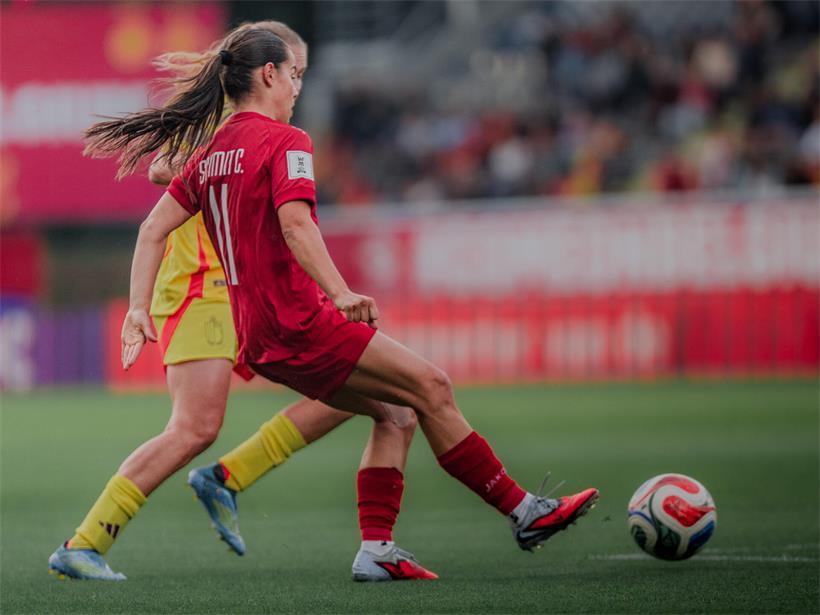 Charlotte Schmit und die Roten Löwinnen kämpfen engagiert in der ersten Hälfte eines Fußballspiels.