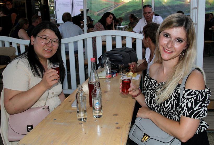 Charlotte aus Perl und Lisa aus Esch sind Fans des süffigen Getränks