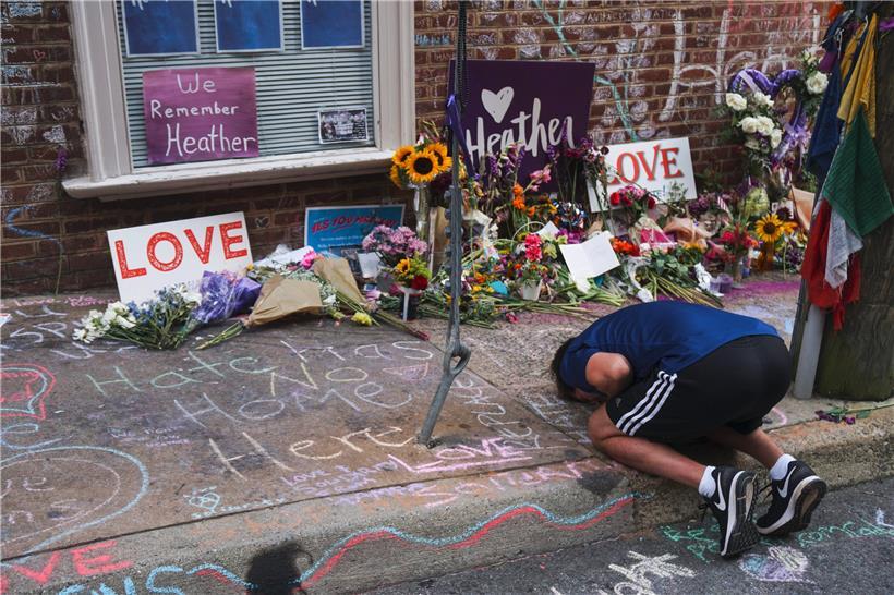 Charlottesville, août 2017: lors de la manifestation „Unite the Right“ un extrémiste de droite fonça dans une foule de contre-manifestants, tuant une femme
