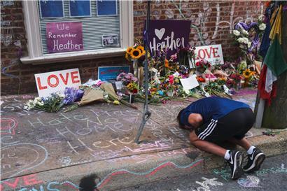 Charlottesville, août 2017: lors de la manifestation „Unite the Right“ un extrémiste de droite fonça dans une foule de contre-manifestants, tuant une femme
