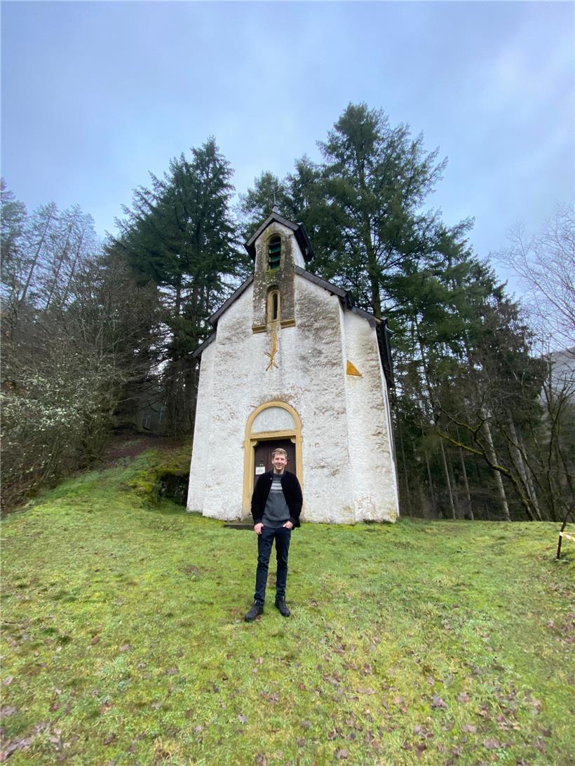 Charly Muller devant la chapelle
