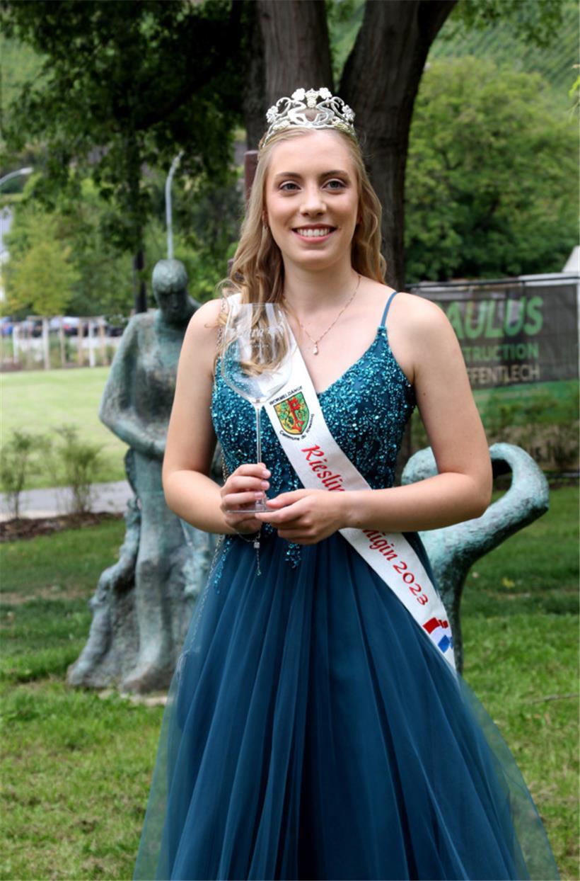 Charmante Botschafterin der Königin der Reben: die neue Rieslingkönigin Sara Rinnen
