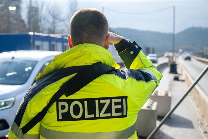 Checkpoint Dicke Buche: Ein Bundespolizist an der Grenzkontrolle an der deutschen „Luxemburg-Autobahn“ A64 bei Trier 
