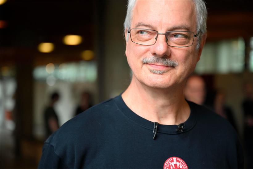 Chemie-Nobelpreisträger Morten Meldal trifft die Presse vor dem Eingang der Univ...