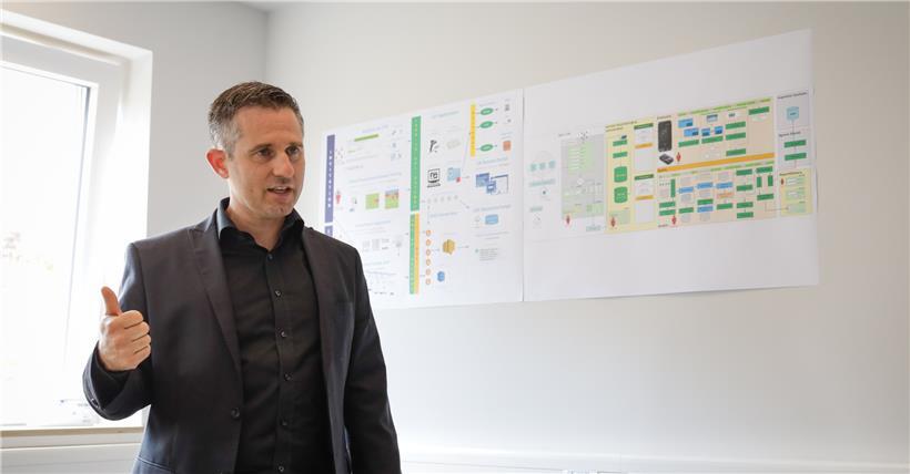 Chief Information Officer der „Laboratoires réunis“ Philipp Jäggi erklärt das Konzept des Large Scale Testing: In vier Wochen wurde das LST aus dem Boden gestampft
