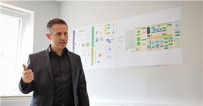Chief Information Officer der „Laboratoires réunis“ Philipp Jäggi erklärt das Konzept des Large Scale Testing: In vier Wochen wurde das LST aus dem Boden gestampft
