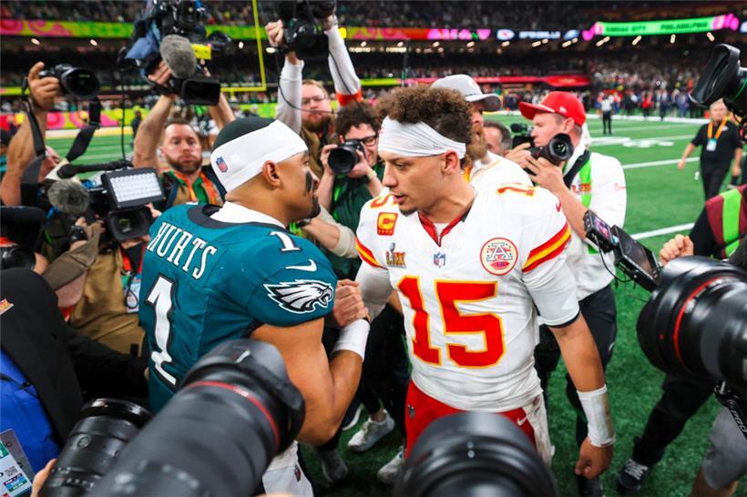 Chiefs-Quarterback Patrick Mahomes gratulierte Jalen Hurts von den Philadelphia Eagles nach dem Super Bowl
