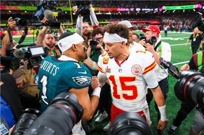 Chiefs-Quarterback Patrick Mahomes gratulierte Jalen Hurts von den Philadelphia Eagles nach dem Super Bowl
