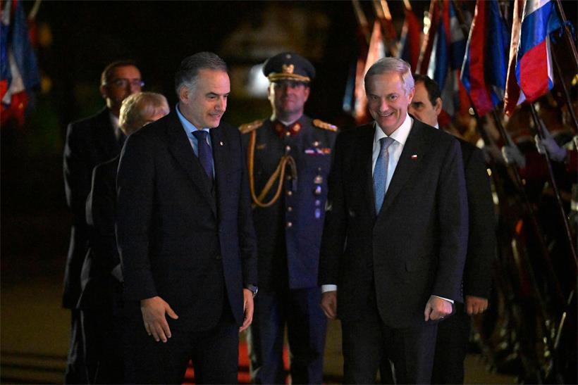 Chiles Staatschef José Antonio Kast (rechts) wird am 1. Juli von Uruguays Präsident Yamandú Orsi in Montevideo begrüßt. Orsi ist übrigens von dem linken Bündnis Frente Amplio.