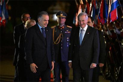 Chiles Staatschef José Antonio Kast (rechts) wird am 1. Juli von Uruguays Präsident Yamandú Orsi in Montevideo begrüßt. Orsi ist übrigens von dem linken Bündnis Frente Amplio.