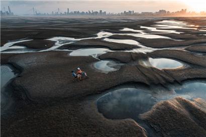 China, 2. September 2022: Menschen sitzen im ausgetrockneten Flussbett des Jangtse in Wuhan
