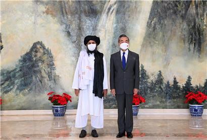 Chinas Außenminister Wang Yi (r.) empfing den Talibanführer Mullah Abdul Ghani Baradar
