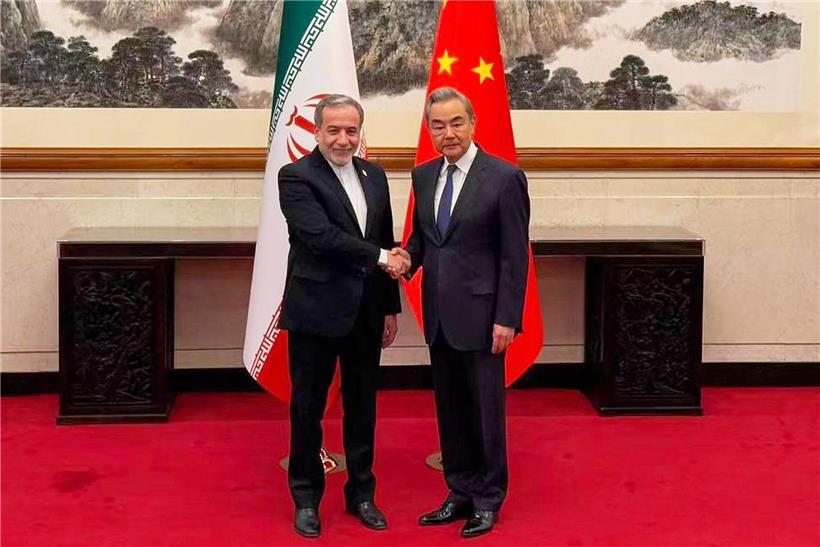 Chinas Außenminister Wang Yi und iranischer Außenminister Abbas Araghtschi bei bilateralen Gesprächen