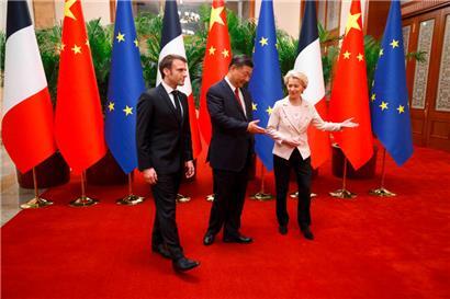 Chinas Präsident Xi Jinping (M.) mit dem französischen Präsidenten Emmanuel Macron und der EU-Kommissionspräsidentin Ursula von der Leyen
