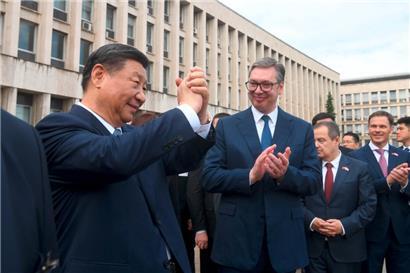 Chinas Präsident Xi Jinping lässt sich von seinem serbischen Amtskollegen Aleksandar Vucic feiern: Zu Recht, denn der Chinese profitiert wirtschaftlich am meisten von der Zuneigung, die ihm in Belgrad entgegengebracht wird
