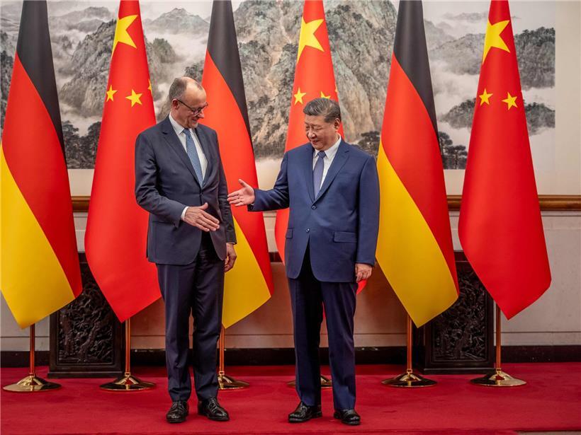 Chinas Präsident Xi Jinping begrüßt deutschen Kanzler Friedrich Merz im staatlichen Gästehaus in Peking bei offiziellem Empfang