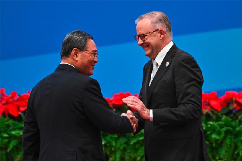 Chinas Premier Li Qiang (l.) und Australiens Premierminister Anthony Albanese in Schanghai: Eigentlich sind die Beziehungen zwischen beiden Ländern wieder dabei sich zu verbessern
