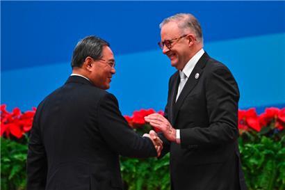 Chinas Premier Li Qiang (l.) und Australiens Premierminister Anthony Albanese in Schanghai: Eigentlich sind die Beziehungen zwischen beiden Ländern wieder dabei sich zu verbessern

