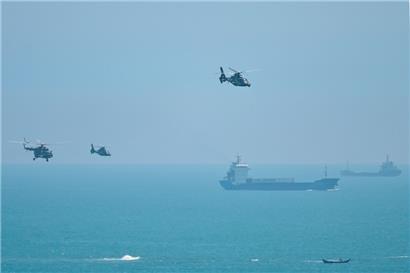 Chinesische Militärhubschrauber nehmen an einem Manöver teil, das China als Reaktion auf den Besuch der US-Politikerin Nancy Pelosi in Taiwan abhält
