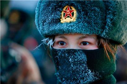 Chinesische Soldatin beim Training in Xinjiang: Experten schätzen, dass bis zu eine Million Uiguren, Kasachen, Hui oder andere Mitglieder muslimischer Minoritäten in der autonomen Region Xinjiang in Umerziehungslager gesteckt worden sind
