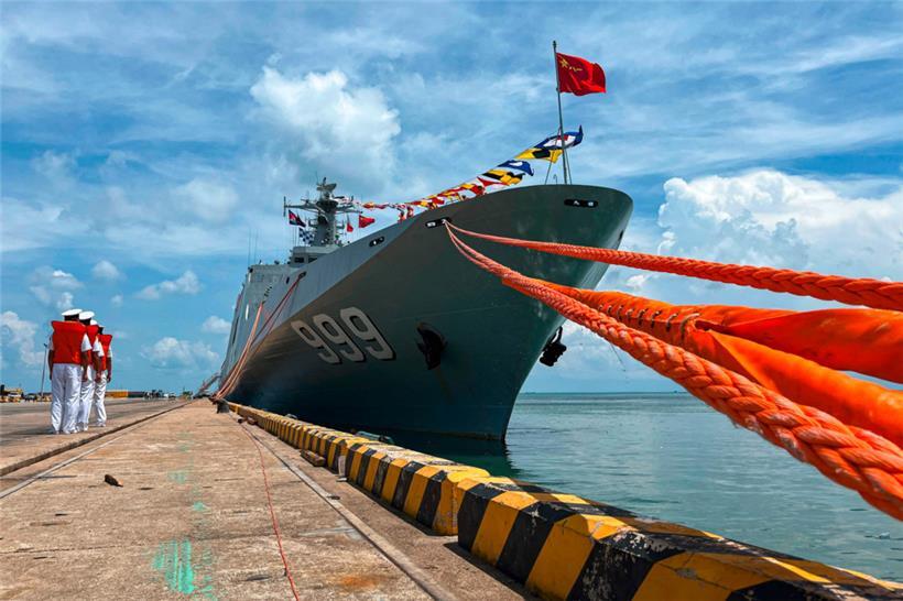 Chinesisches Kriegsschiff bei einem Besuch in Kambodscha, im Rahmen der bisher größten gemeinsamen Militärübungen
