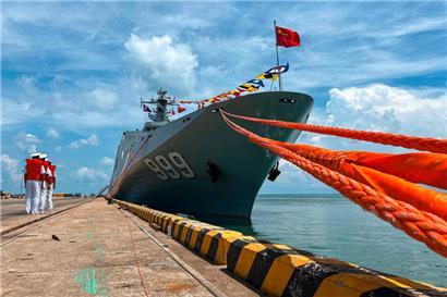 Chinesisches Kriegsschiff bei einem Besuch in Kambodscha, im Rahmen der bisher größten gemeinsamen Militärübungen

