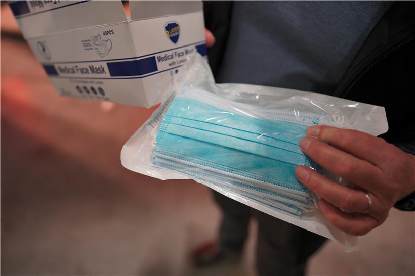 Chirurgische Masken schützen vor allem Außenstehende vor dem Träger. Im Handel kosten sie inzwischen um die 1,25 Euro. Preise bis zu 3,50 Euro das Stück sind allerdings keine Seltenheit.
