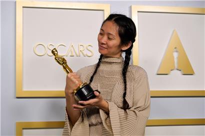 Chloé Zhao, Regisseurin, mit dem Oscar für den besten Film für „Nomadland“ im Presseraum bei den Oscars in der Union Station
