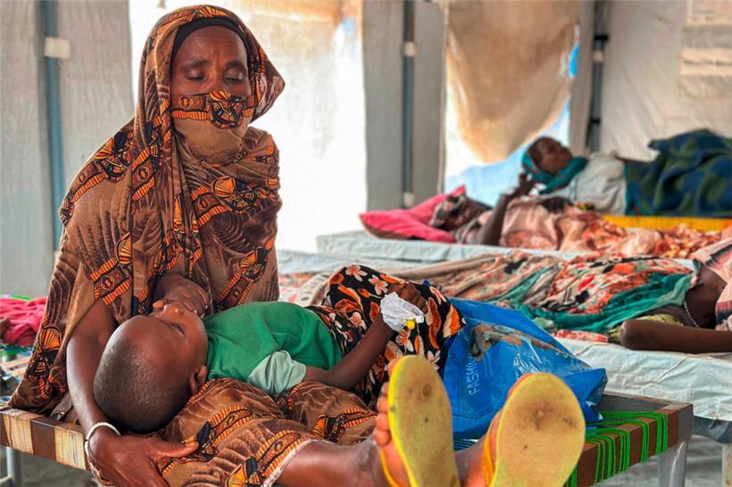 Cholera-Infizierte werden im Cholera-Isolationszentrum in den Flüchtlingslagern im Westen des Sudan behandelt
