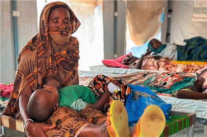Cholera-Infizierte werden im Cholera-Isolationszentrum in den Flüchtlingslagern im Westen des Sudan behandelt
