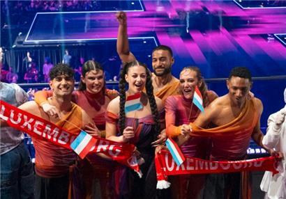 Choreograf Randy Rocha (rechts) und Tänzer Kevin Simoes Loureiro (links) feiern lautstark, als Luxemburg als Finalteilnehmer feststeht
