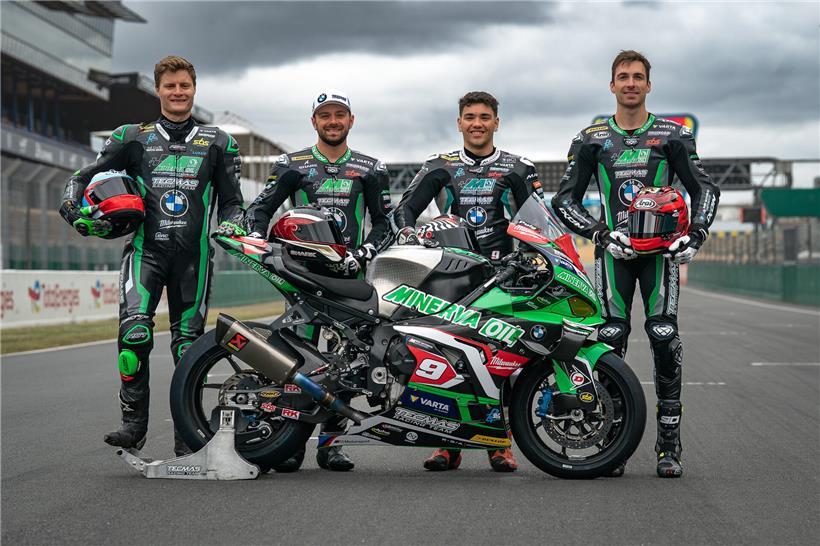 Chris Leesch und Teamkollegen von Team Tecmas bei Teambesprechung in modernem Büro